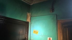 В Вологде семье с четырьмя детьми пришлось эвакуироваться из квартиры из-за возгорания входной двери