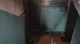 Неизвестные подожгли дверь в квартиру многоэтажки на улице Конева в Вологде