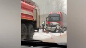 Вологжанка врезалась на машине в фуру в Ленинградской области и погибла