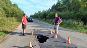 В Вологодской области дорожникам пришлось заделывать глубокую дыру в асфальте